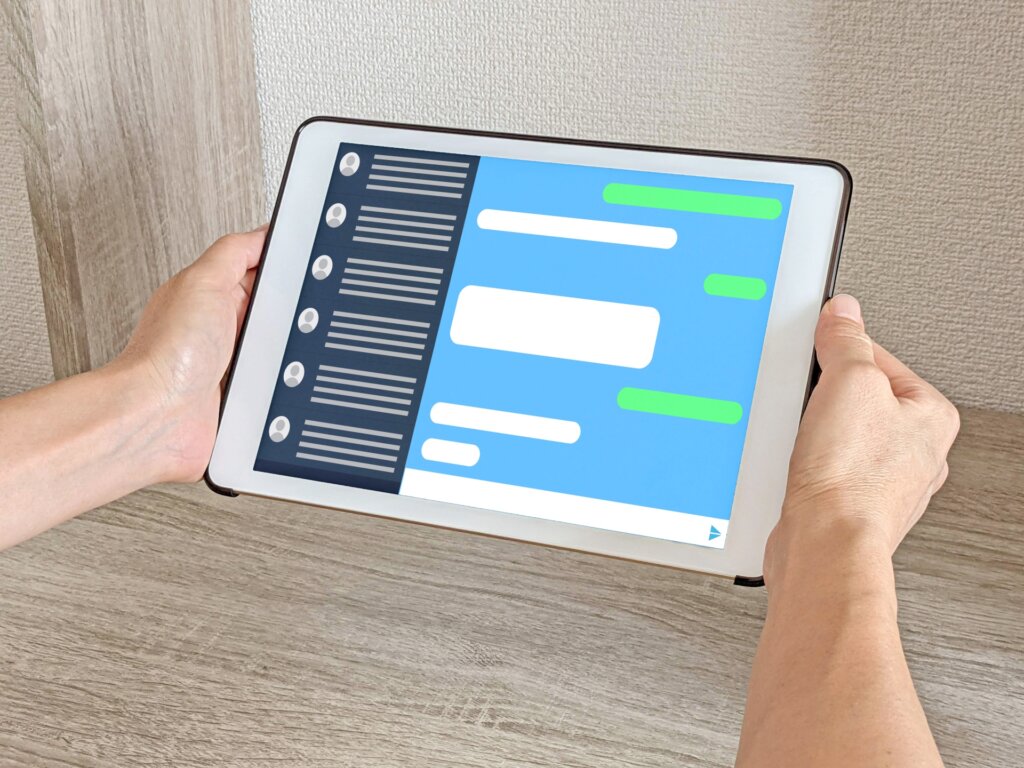 タブレットでラインのやり取りを見る男性