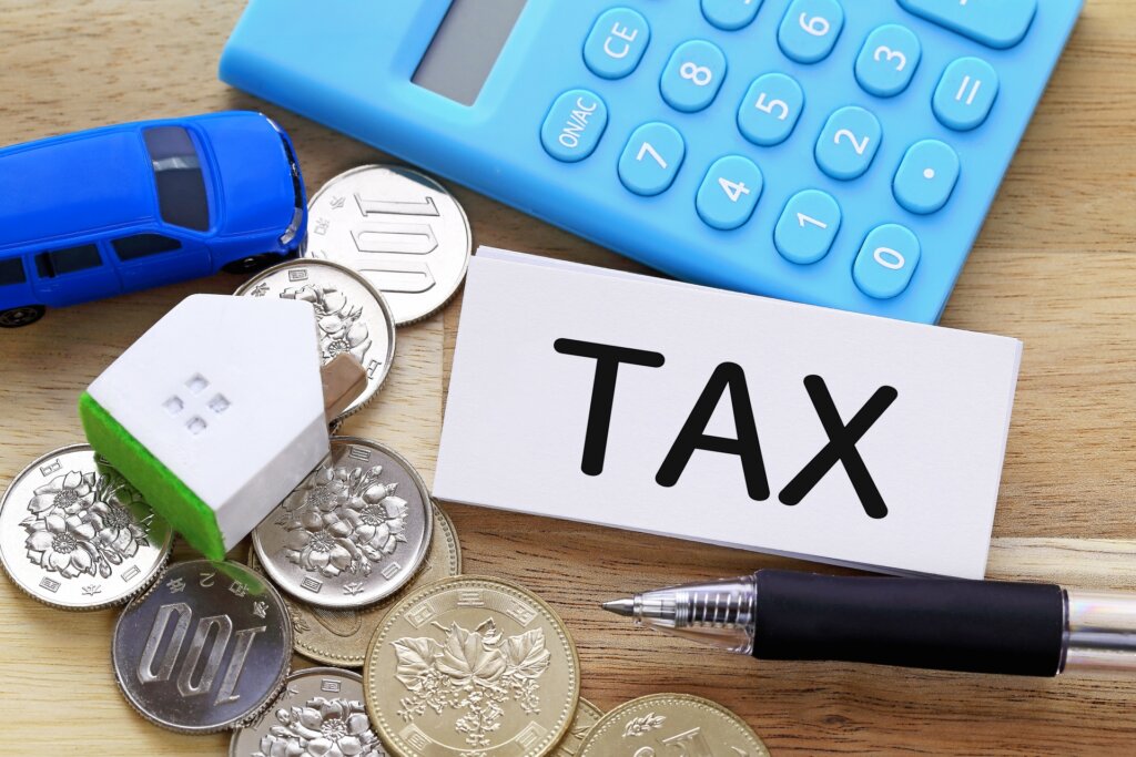 TAXと電卓、お金、ペン