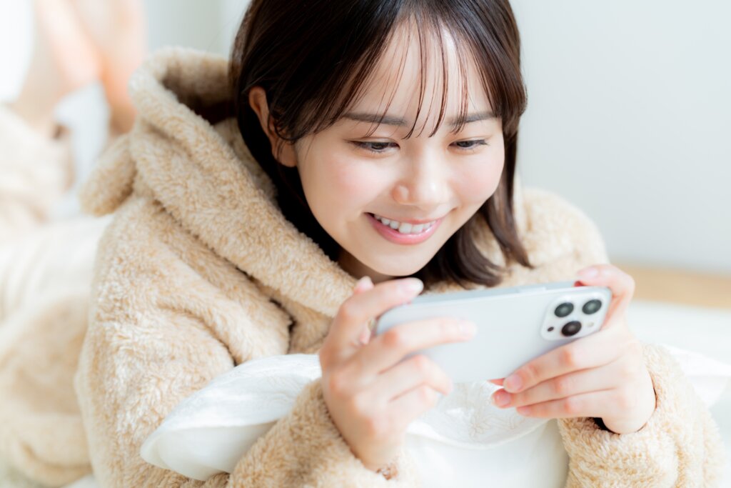 携帯を見る女性