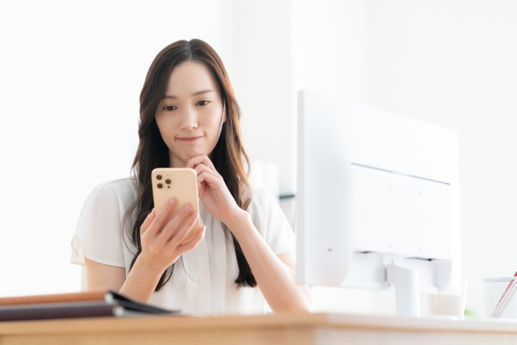 在宅で仕事をする女性