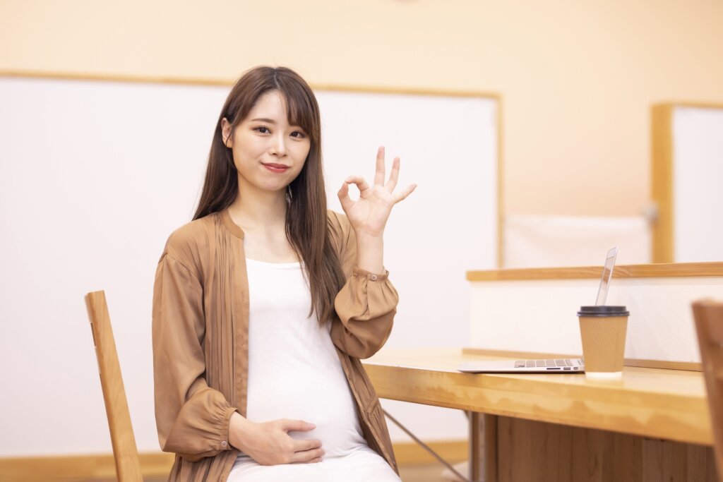 パソコンに向かう妊婦の主婦