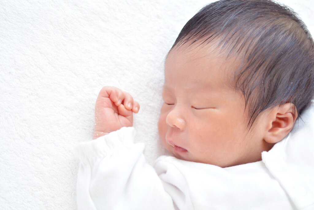 眠っている赤ちゃん
