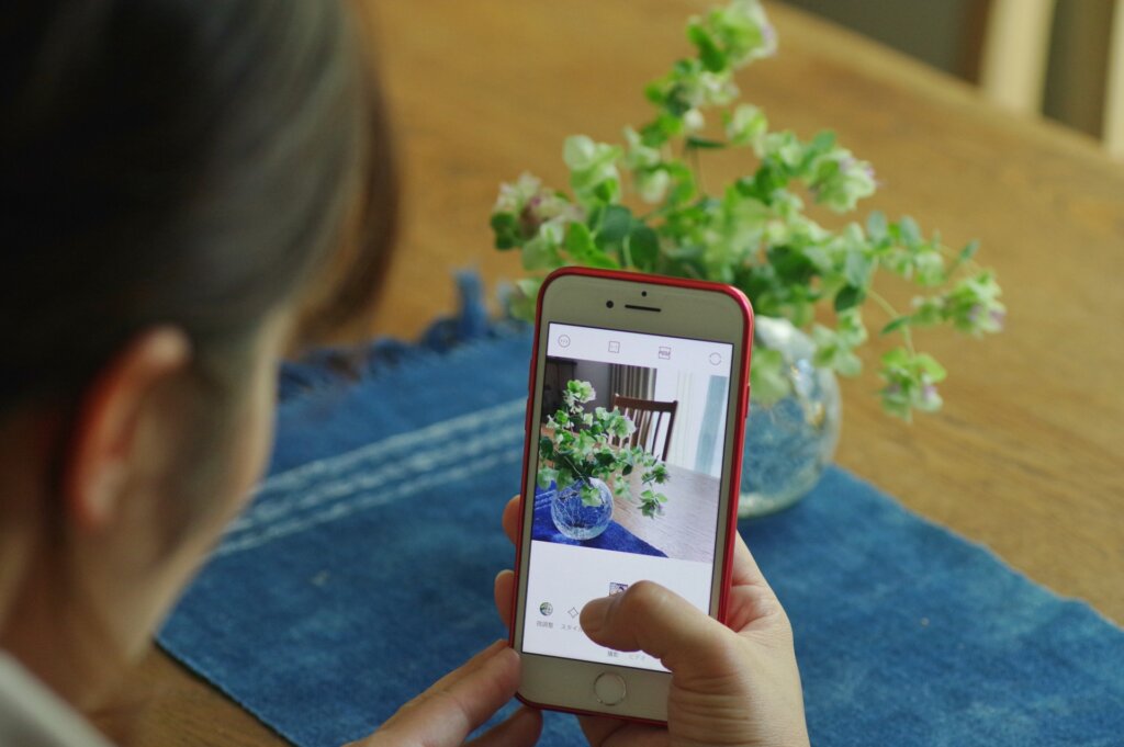 スマートフォンで写真を撮る女性
