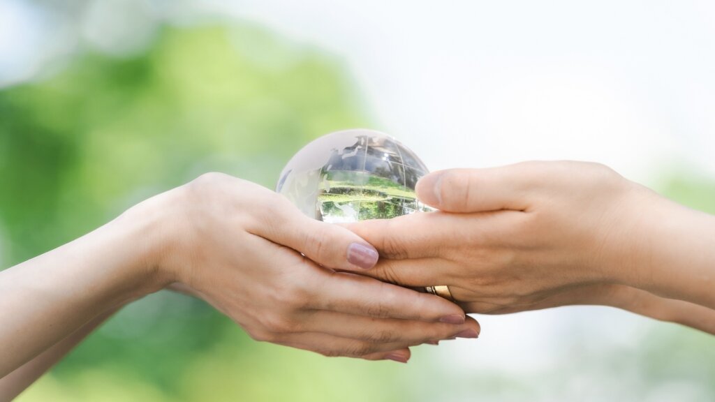 地球を持つ二人の手