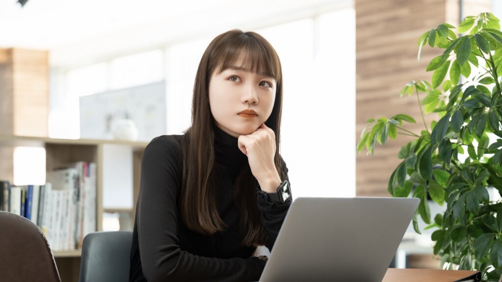 悩む女性
