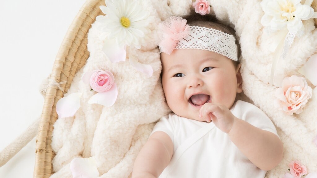 おもちゃの王冠をかぶる赤ちゃん