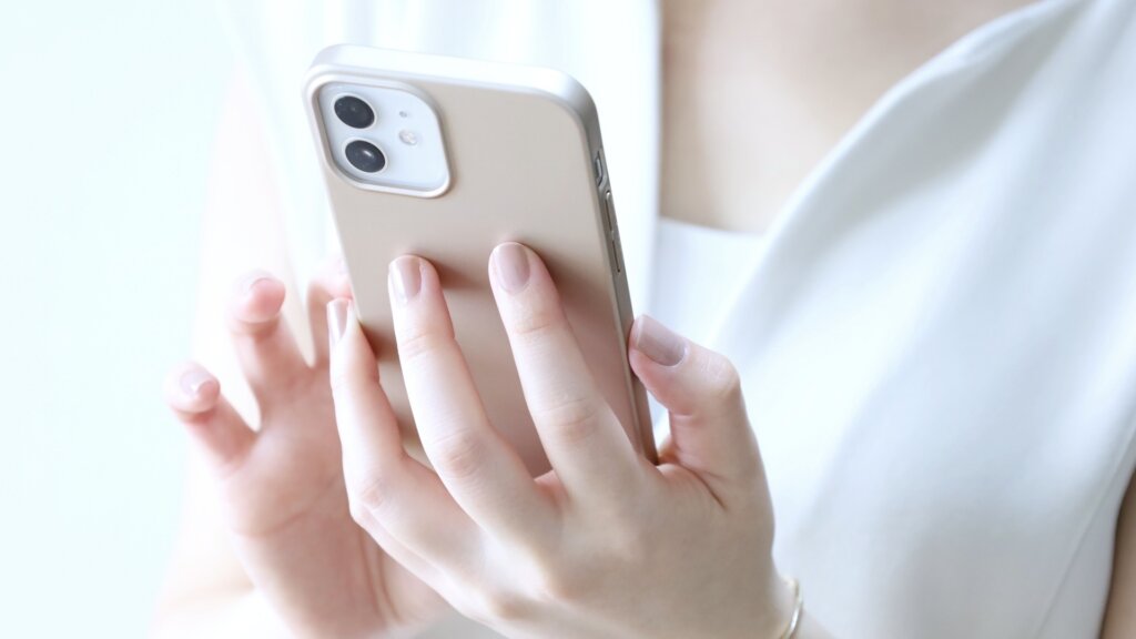 スマホを持つ手