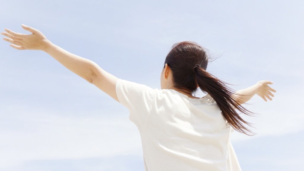 深呼吸する女性