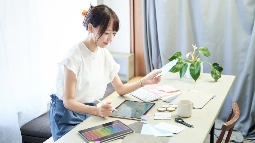 カラーデザインをする女性