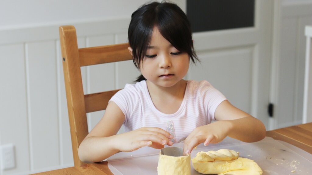 粘土工作をする女の子