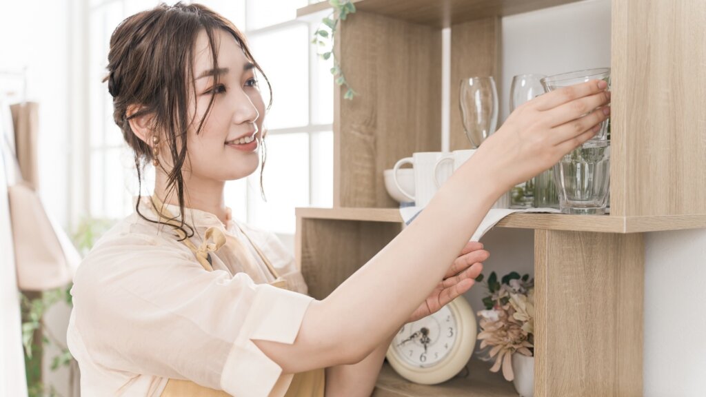 商品を並べる店員