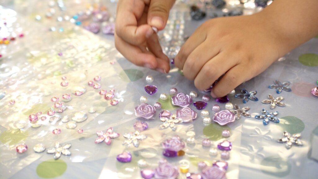 シールで遊ぶ手