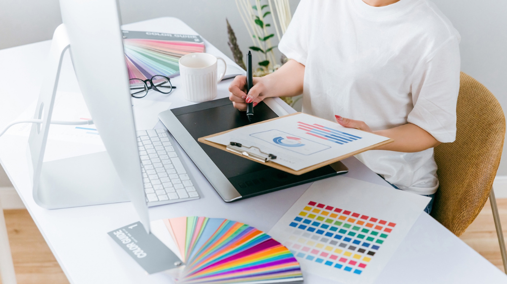 デザインを考える女性