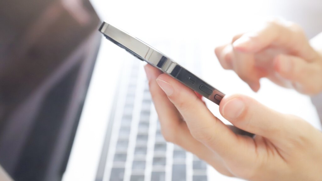 スマートフォンを持つ手