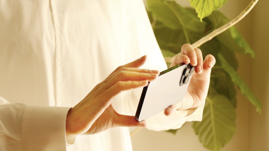 スマホで写真を撮る人