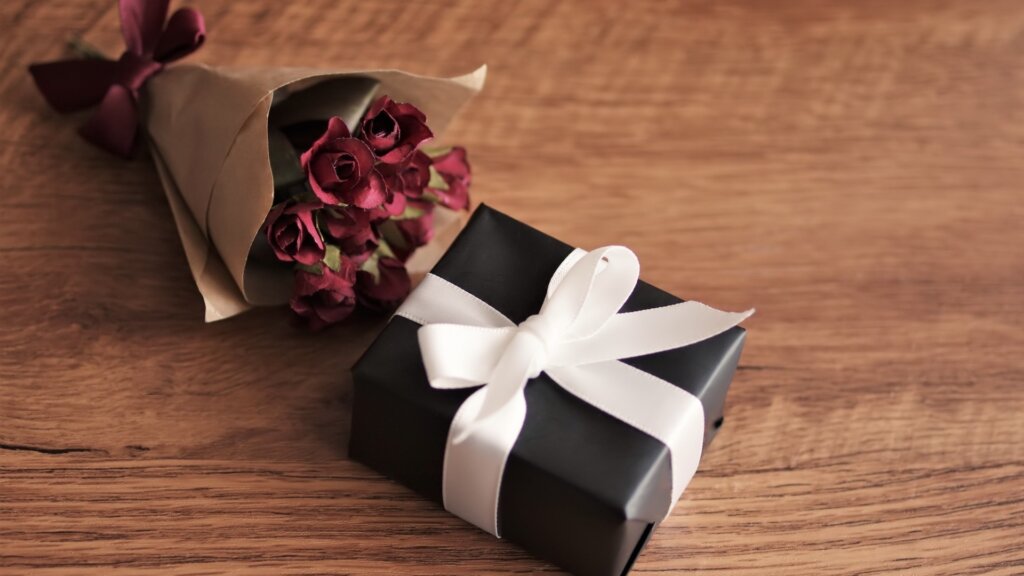 プレゼントボックスと花束