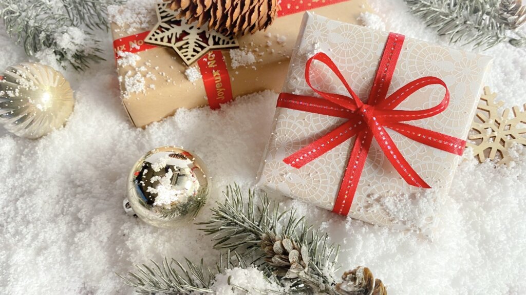 雪の上のプレゼントボックス