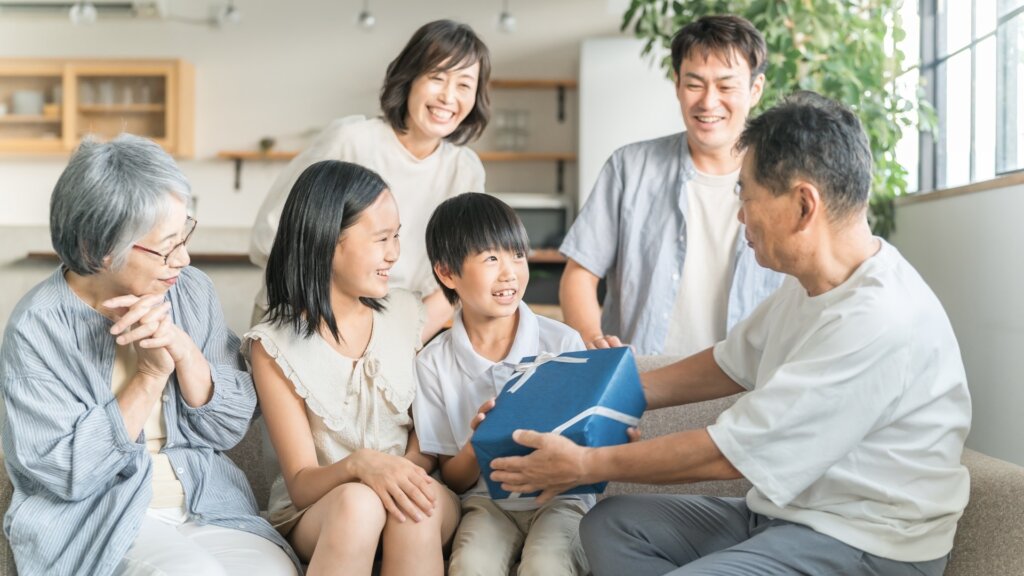 誕生日プレゼントをもらう子供