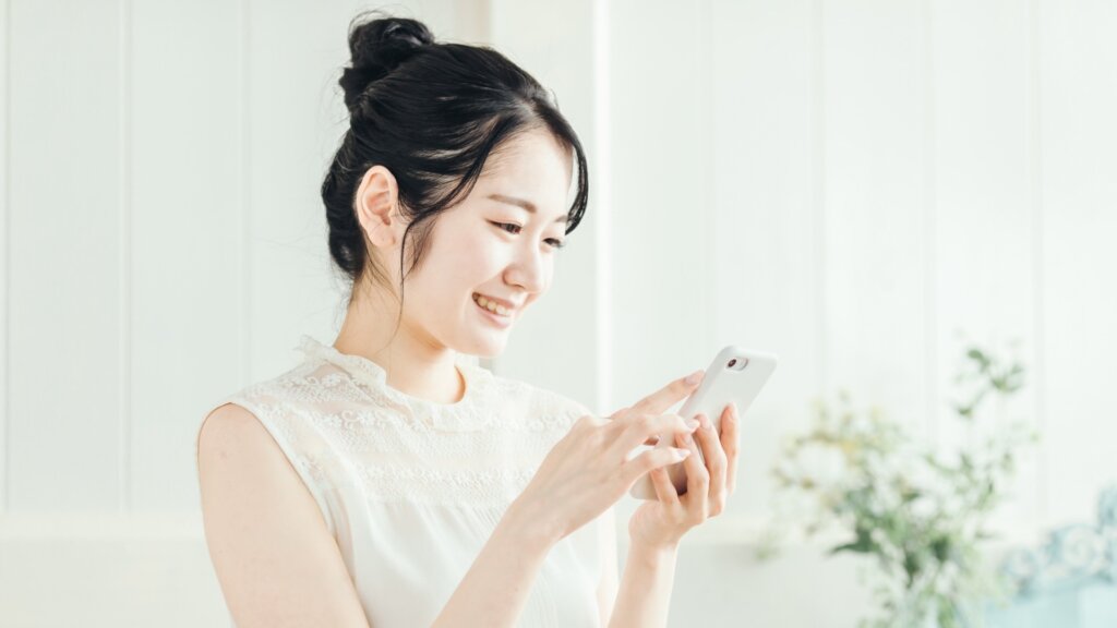 スマホを見る女性