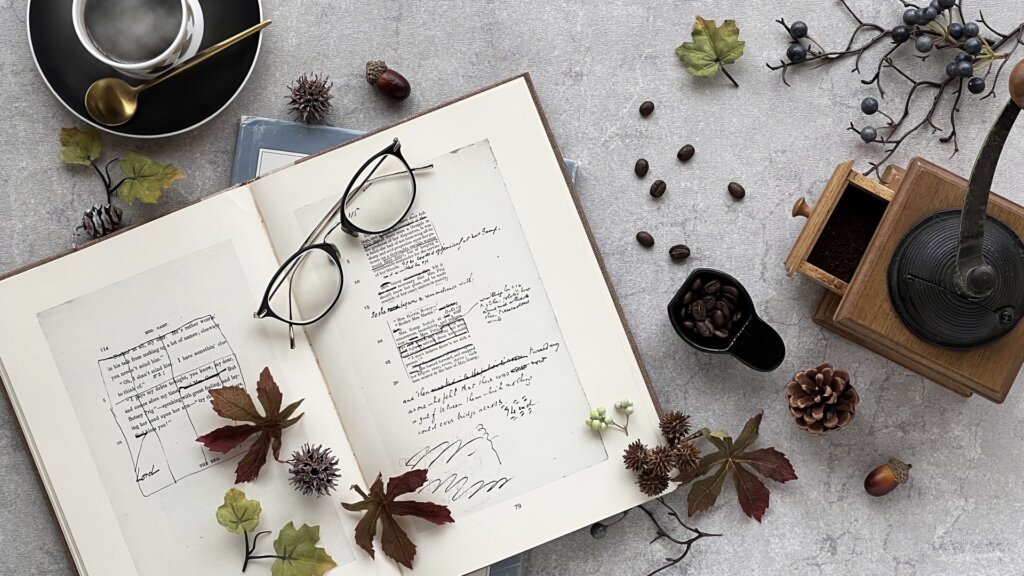 本やモノトーンのテーブル