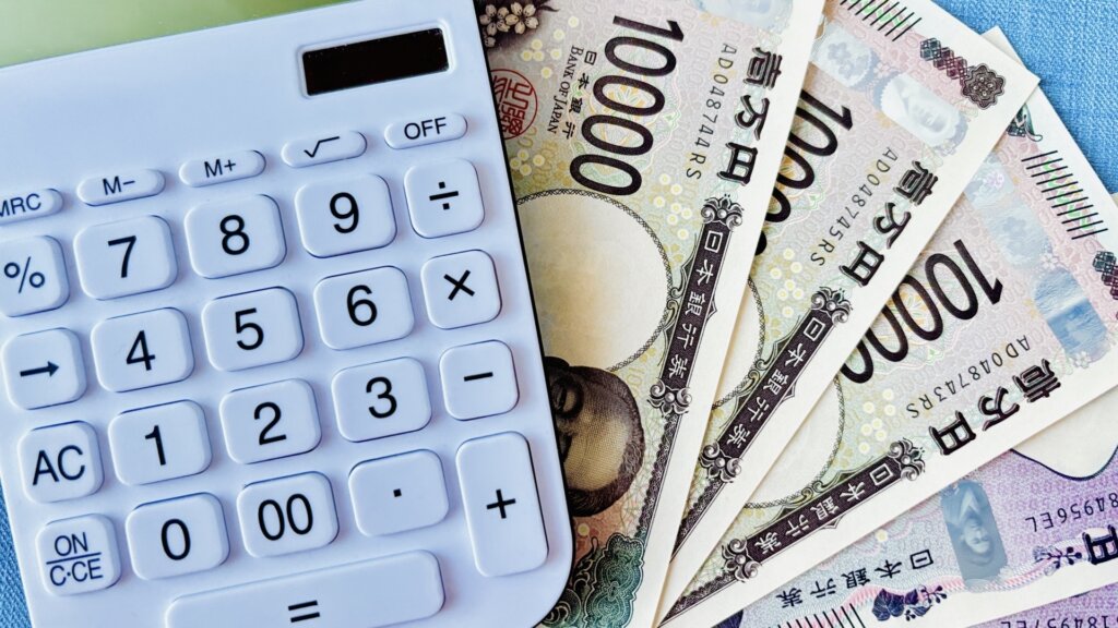電卓と紙幣