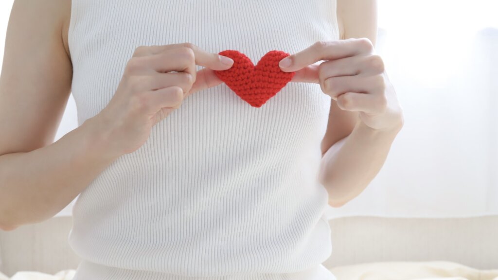 ハートをもつ人の手