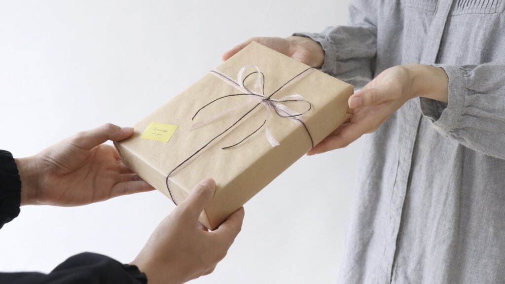 贈り物を渡す女性
