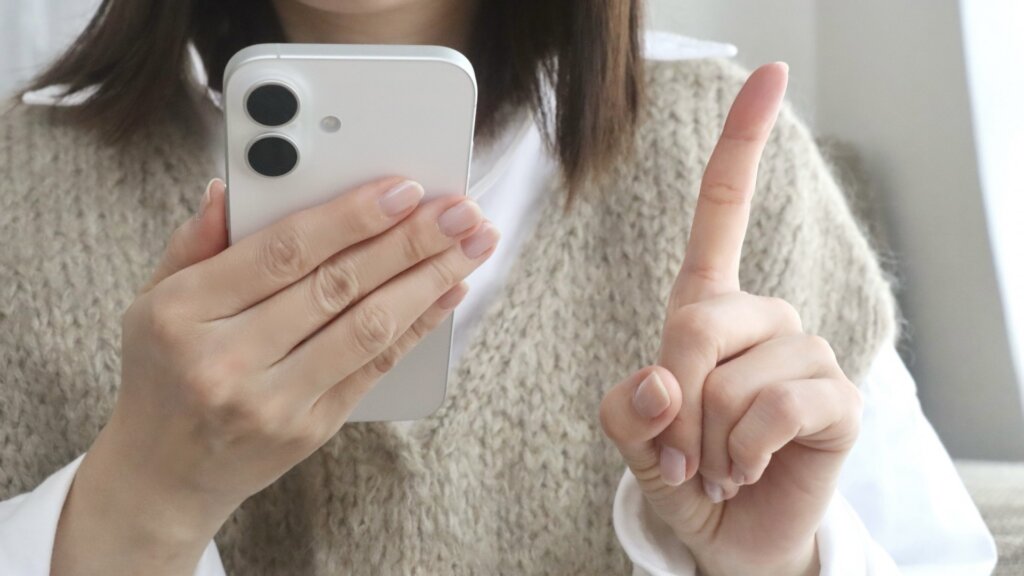 スマホを操作する女性
