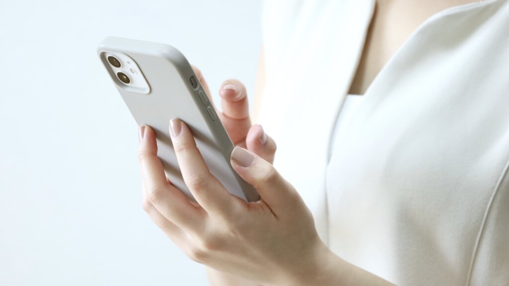 スマホをもつ女性