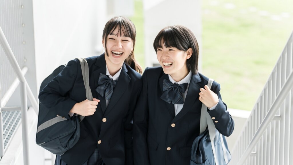 登下校する中高生