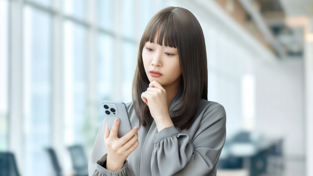 スマホを見る女性