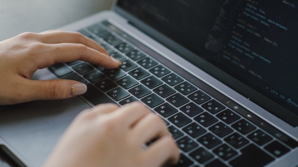 パソコンを叩く手