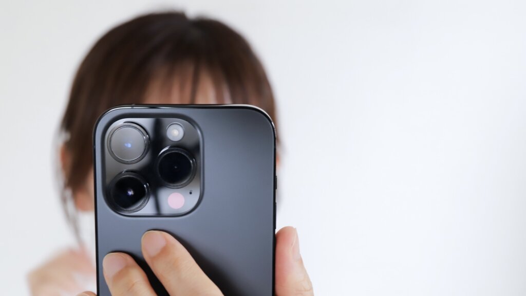 カメラを向ける人