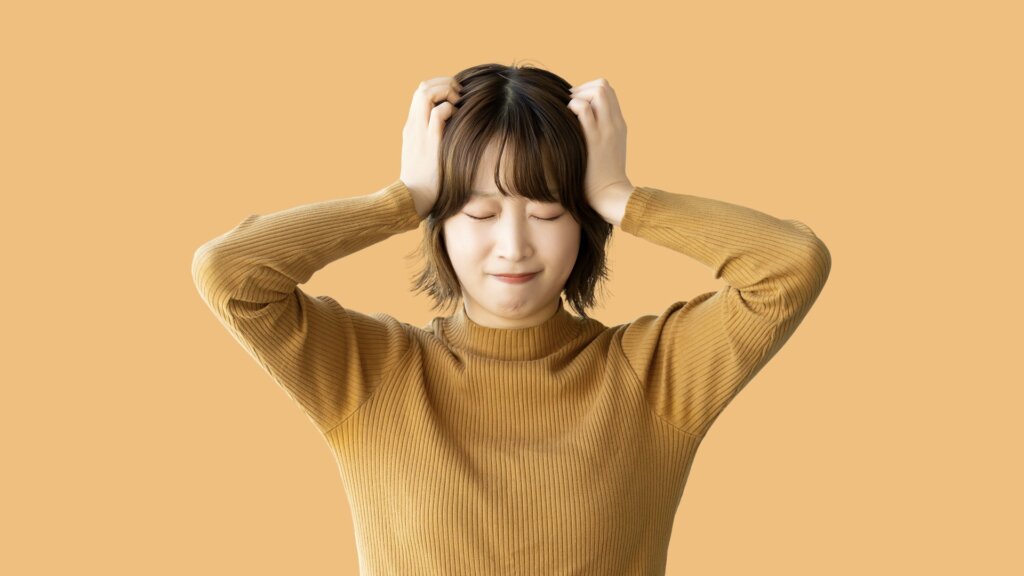 頭を悩ませる女性