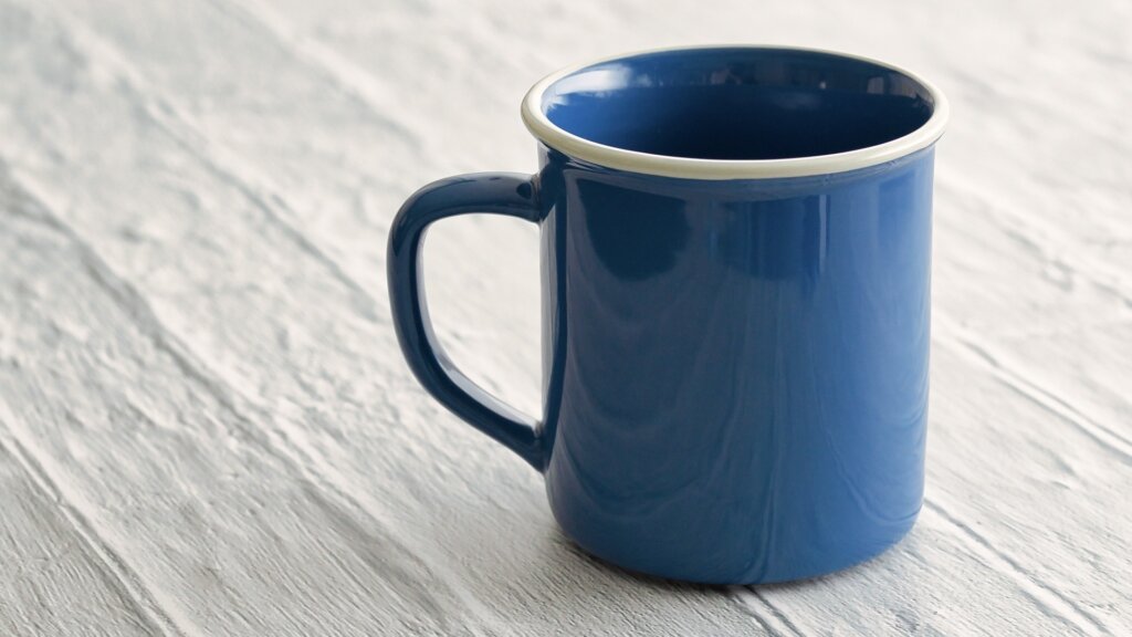 テーブルに置かれたマグカップ