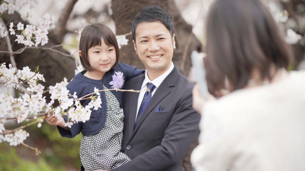 記念撮影をする親子