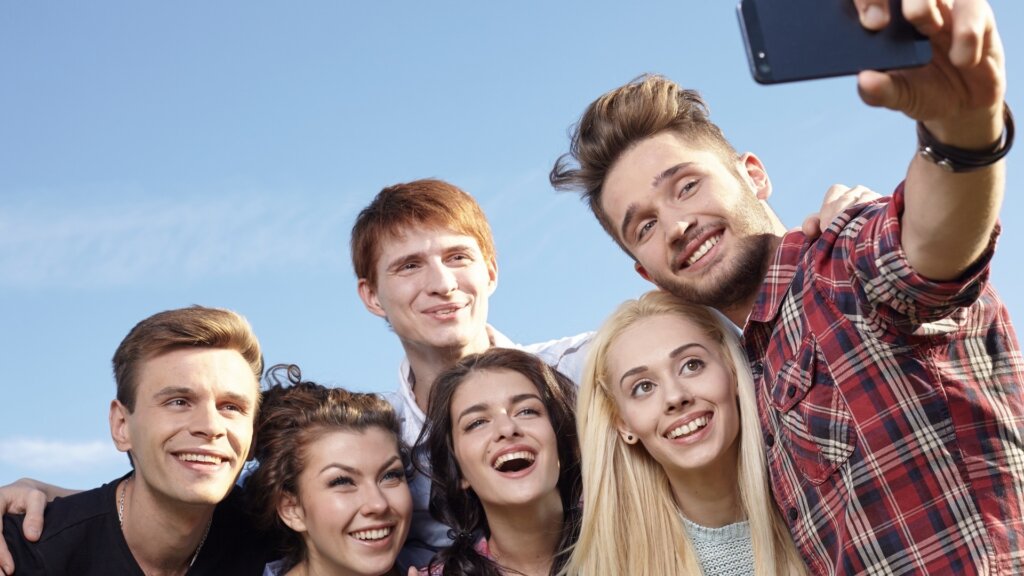 集合写真を撮る外国人