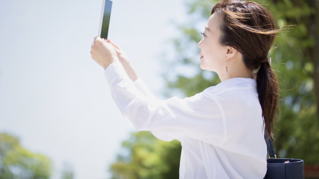 写真を撮る女性